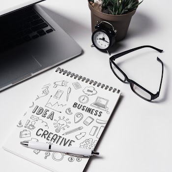 Notepad mockup with workspace elements Free Psd