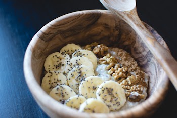Oatmeal with chia seeds, banana and walnuts 