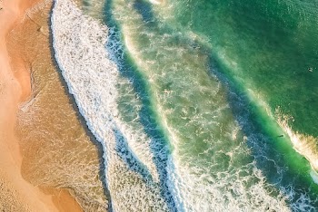 Ocean Wave and Shore during Day