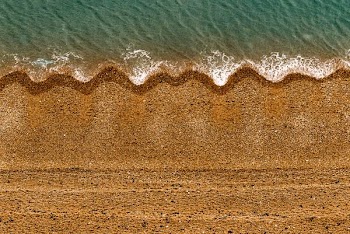 ocean wave on seashore during daytime