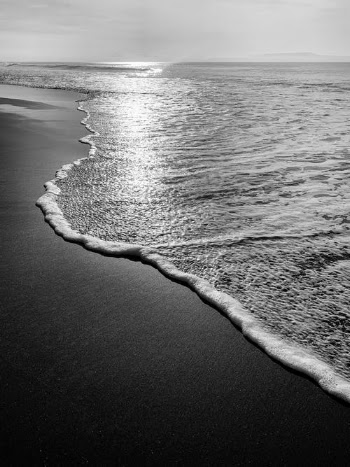 Ocean Waves Crashing on Shore during Sunset · Free Stock Photo