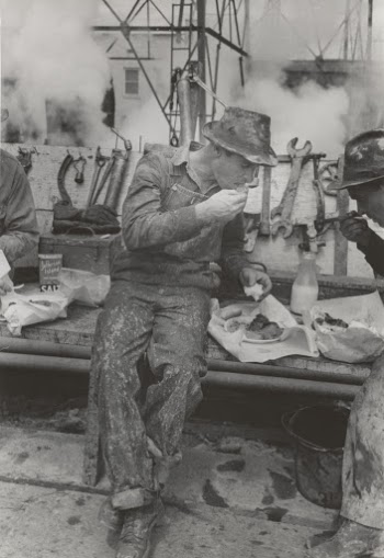 Oil worker eating lunch, Kilgore, Texas.
1939, photographer Lee Russell