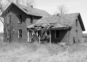 Old_Abandoned_House_in_Black_and_Whi