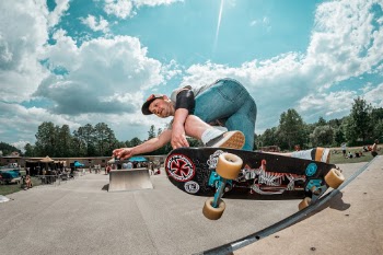 Oldschool skateboarder grinding