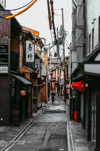 One of my favourite parts of japan is how you can just stumble upon just a random street, it’s perfectly aligned with beautiful old buildings, but infused with also ultra modern buildings but brought together with the spaghetti of power cables above. 