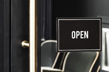 Open sign mockup on the door of a cafe Free Psd