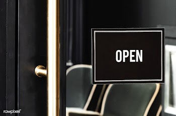 Open sign mockup on the door of a cafe | Free stock psd mockup - 545101