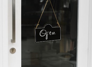 Open, wooden door sign mockup Free Psd