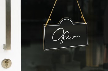 Open, wooden door sign mockup Free Psd