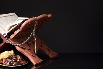 Opened koran with black background Free Photo
