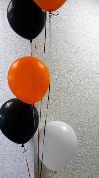 Orange_and_Black_balloons.jpg