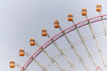 orange and pink ferries wheel