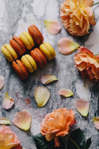 Orange and yellow macarons with flowers 