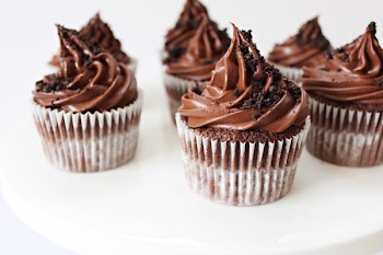 Oreo Chocolate Cupcakes with Chocolate Ganache 