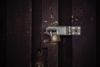 padlock on door hinge