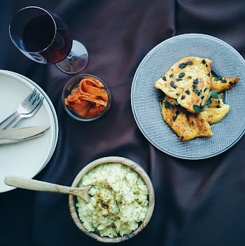 Paleo chicken breast with mashed cauliflower 