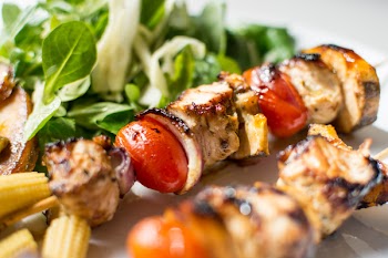 Paleo chicken skewers with plantains 