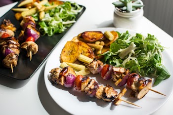 Paleo chicken skewers with plantains 