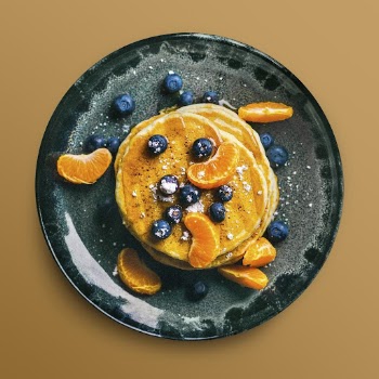 Pancake with fruit on a plate, | Free PSD - rawpixel