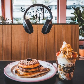 pancake with soft-served float cup