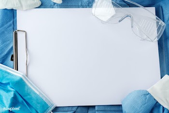 Paper clipboard on doctors scrubs | Free  photo - 2290180