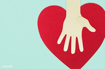 Paper craft hand with a heart supporting donations during coronavirus .. | Free  illustration - 2314556