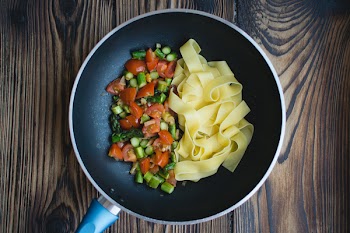 Pasta tagliatelle with asparagus and tomatoes 