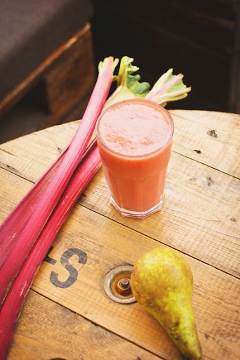 Pear and rhubarb smoothie 6
