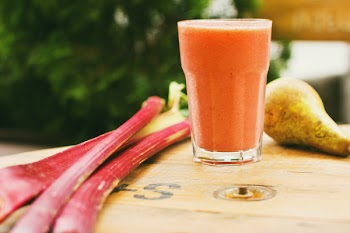 Pear and rhubarb smoothie 8