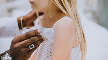 Pediatrician checking the heart beat of a young girl | Free  photo - 2301777