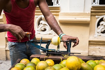 Peeling yellow oranges the Cuban way 