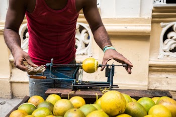 Peeling yellow oranges the Cuban way 
