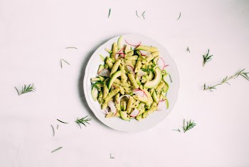 Penne with pesto, avocado and radishes 