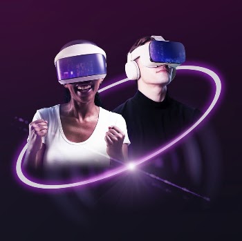 People enjoying virtual reality technology | Free Photo - rawpixel