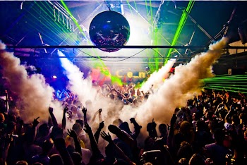 People gathered inside club covered with smoke, New York City Nightclub Party Nightlife Bar, concert transparent background PNG clipart