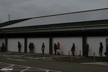 People lining up outside the supermarket social distancing during coro.. | Free  photo - 2328674