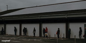 People lining up outside the supermarket social distancing during coro.. | Free  photo - 2330859