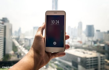 Person checking the time on phone | Free stock psd mockup - 405341