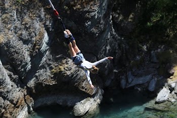 person doing bungee jumping