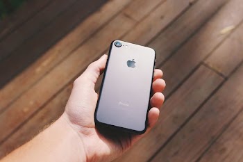 person holding jet black iPhone 7