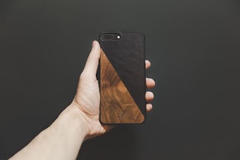 person holding jet black iPhone 7 Plus