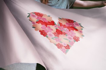 Person holding spring flower heart | Free Photo - rawpixel