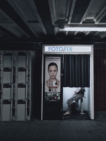 person inside Foto Fix Digital photo booth
