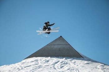 person playing ski at daytime