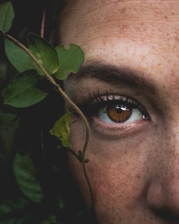 person's right human eye closeup photography