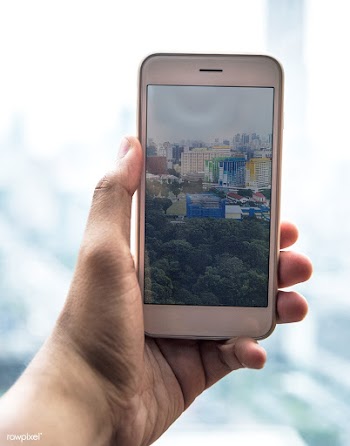 Person taking a photo with a phone | Free stock psd mockup - 405351