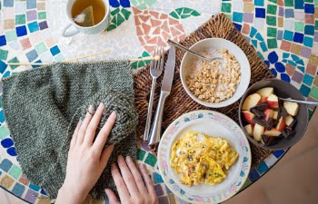 Petit déjeuner complet avec un tricot - Breakfast with a knitting project
