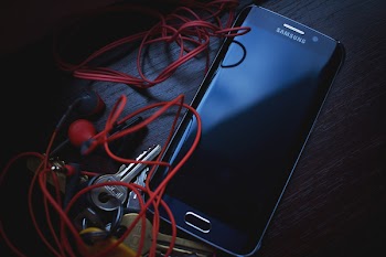 Phone, headphones and keys 3