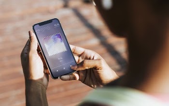 Phone screen mockup, listening to music | Free PSD Mockup - rawpixel