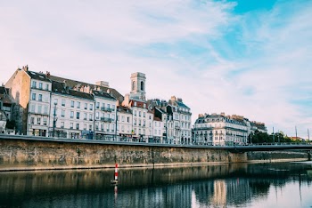 Photo Buildings Near River
